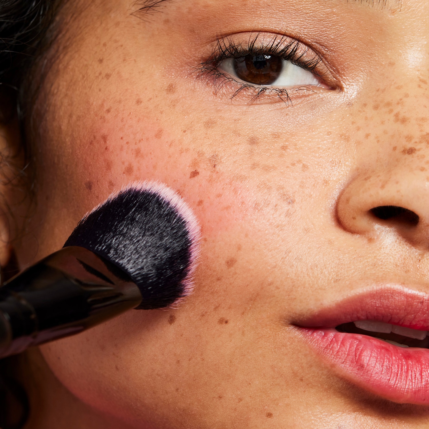 E.L.F. STAIN & TINT BLENDING BRUSH (BROCHA DE RUBOR DE MAQUILLAJE CON CERDAS DENSAS)